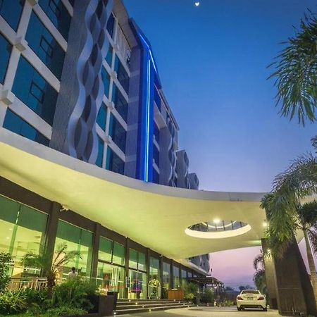 Alvarez Hotel Бурирам Екстериор снимка