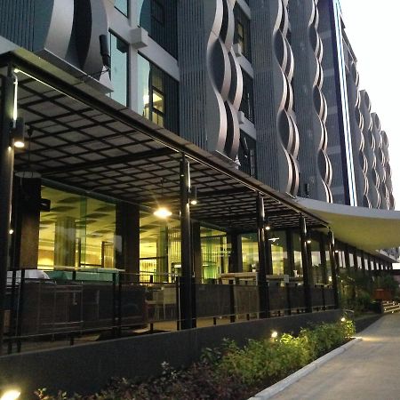Alvarez Hotel Бурирам Екстериор снимка