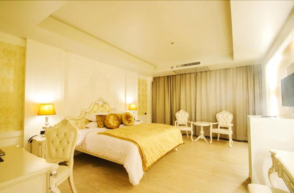 Alvarez Hotel Бурирам Екстериор снимка