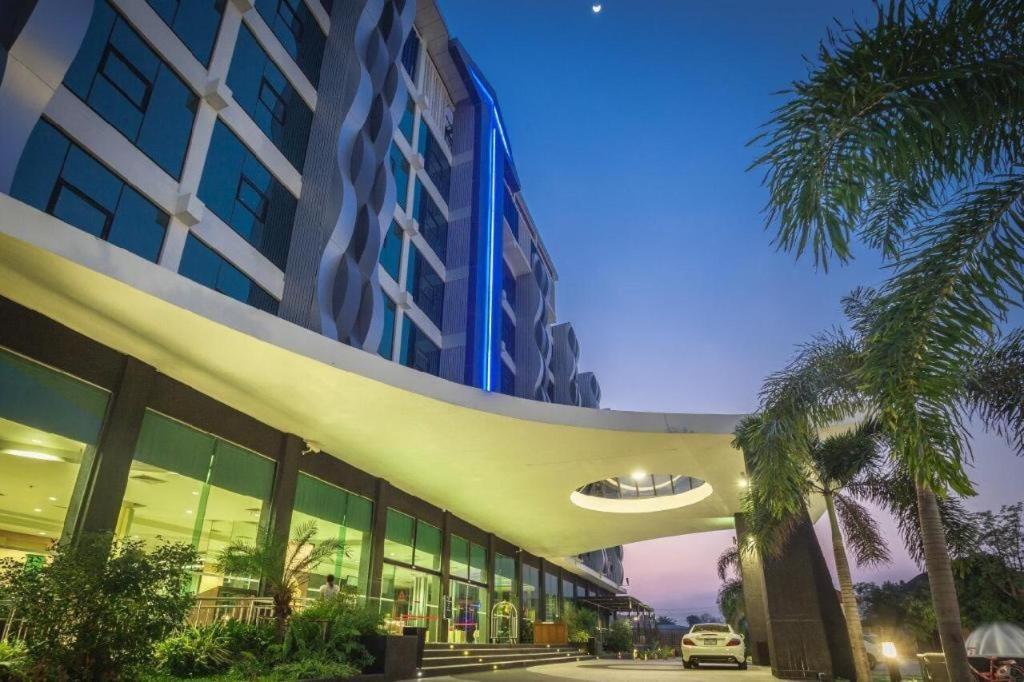 Alvarez Hotel Бурирам Екстериор снимка