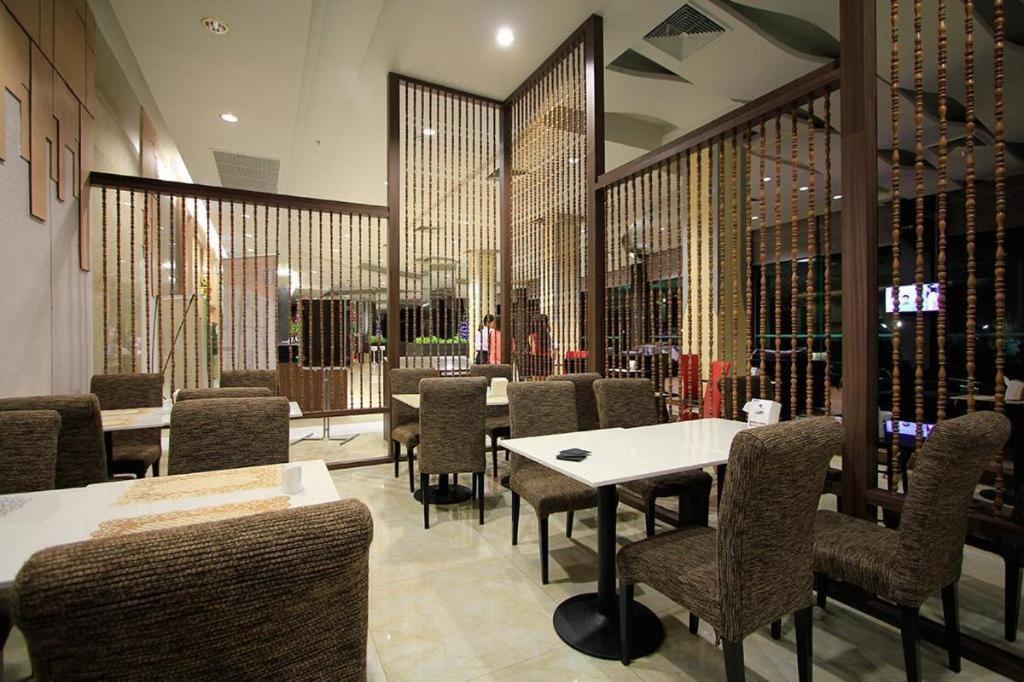 Alvarez Hotel Бурирам Екстериор снимка