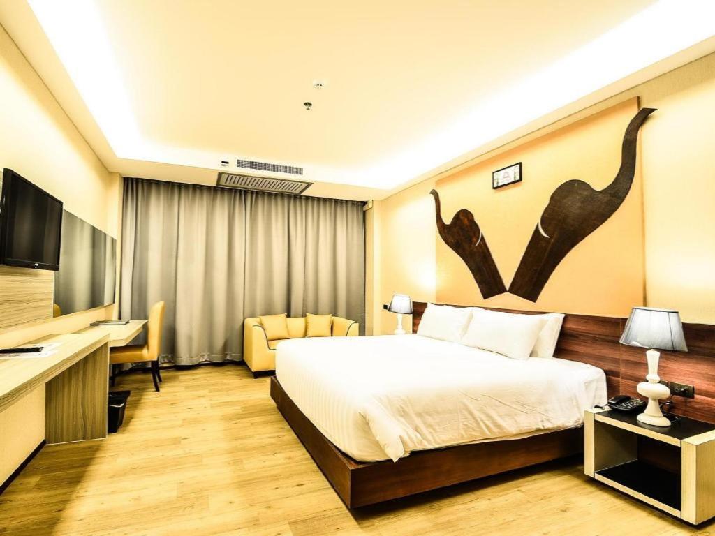 Alvarez Hotel Бурирам Екстериор снимка