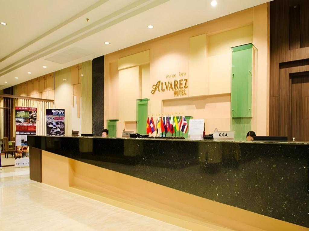 Alvarez Hotel Бурирам Екстериор снимка
