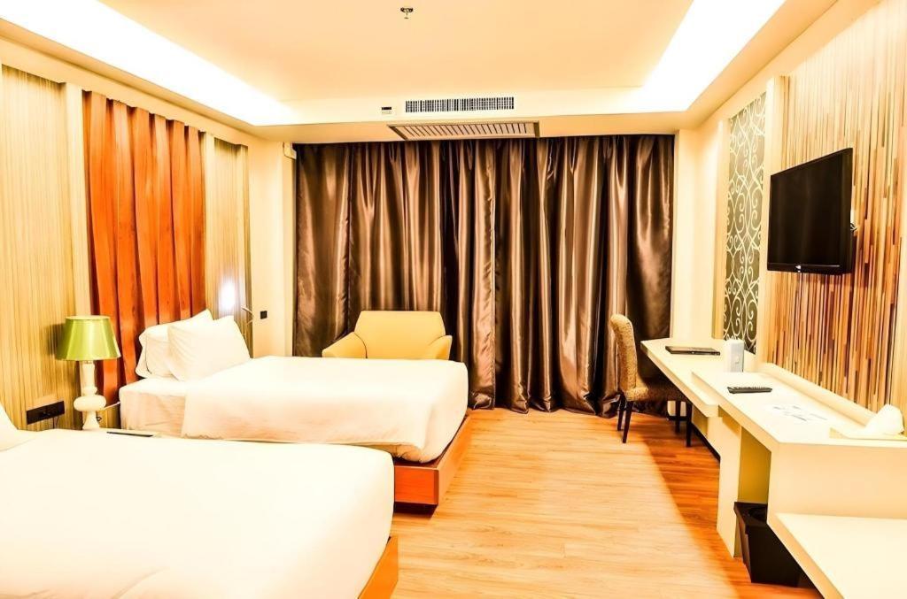 Alvarez Hotel Бурирам Екстериор снимка