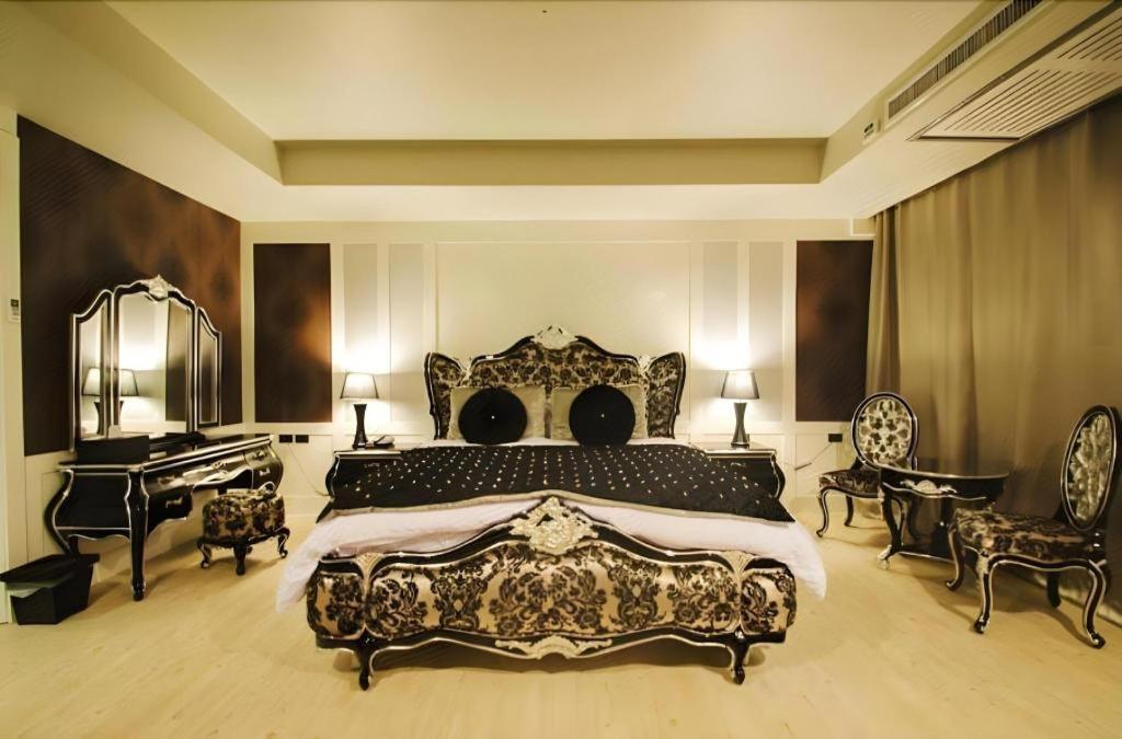 Alvarez Hotel Бурирам Екстериор снимка
