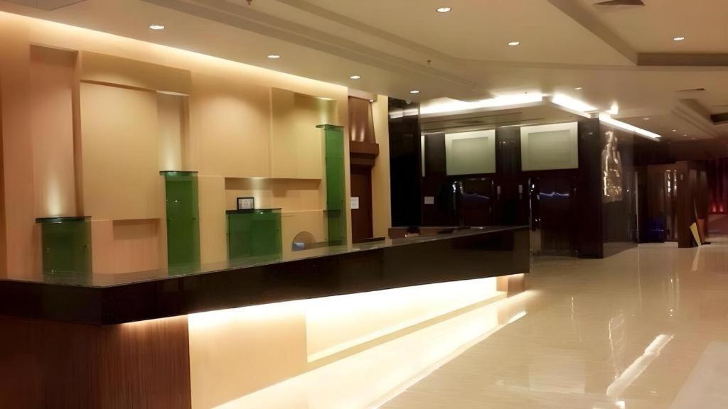 Alvarez Hotel Бурирам Екстериор снимка