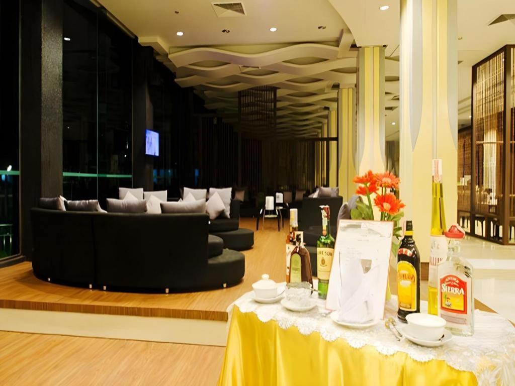 Alvarez Hotel Бурирам Екстериор снимка