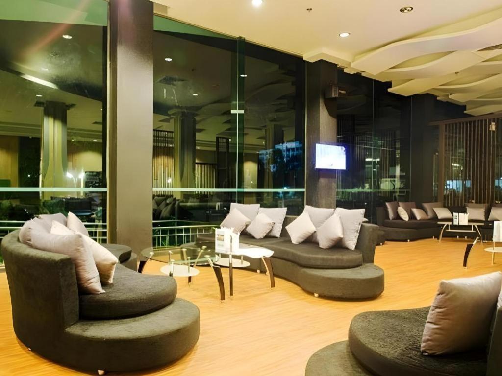Alvarez Hotel Бурирам Екстериор снимка