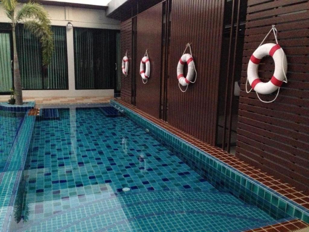 Alvarez Hotel Бурирам Екстериор снимка