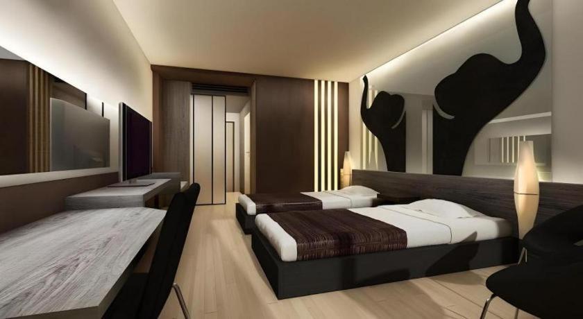 Alvarez Hotel Бурирам Екстериор снимка