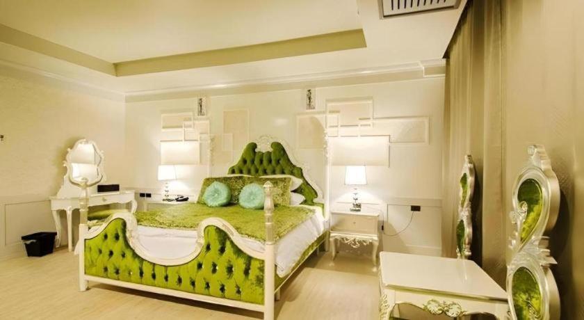 Alvarez Hotel Бурирам Екстериор снимка
