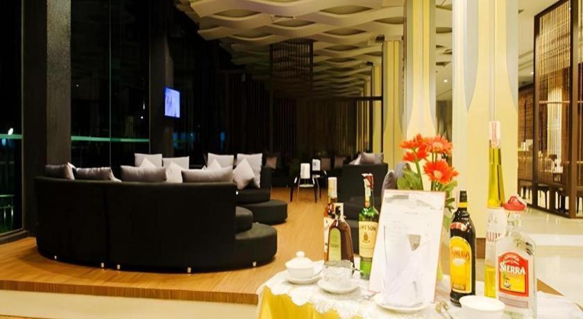 Alvarez Hotel Бурирам Екстериор снимка
