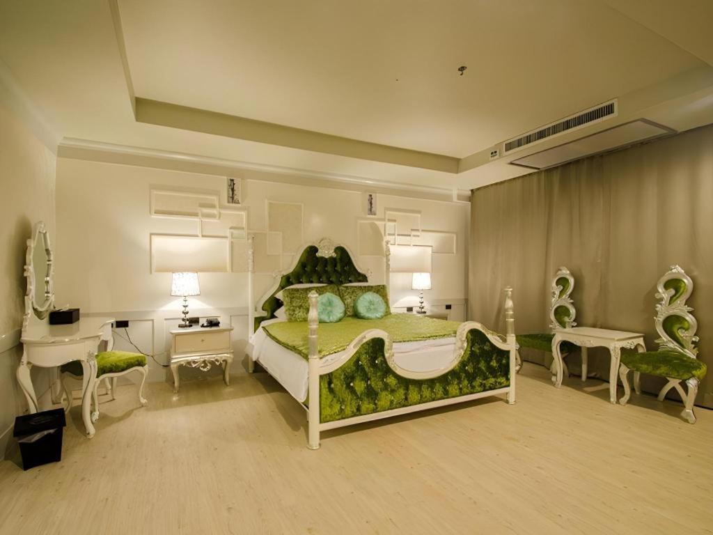 Alvarez Hotel Бурирам Екстериор снимка