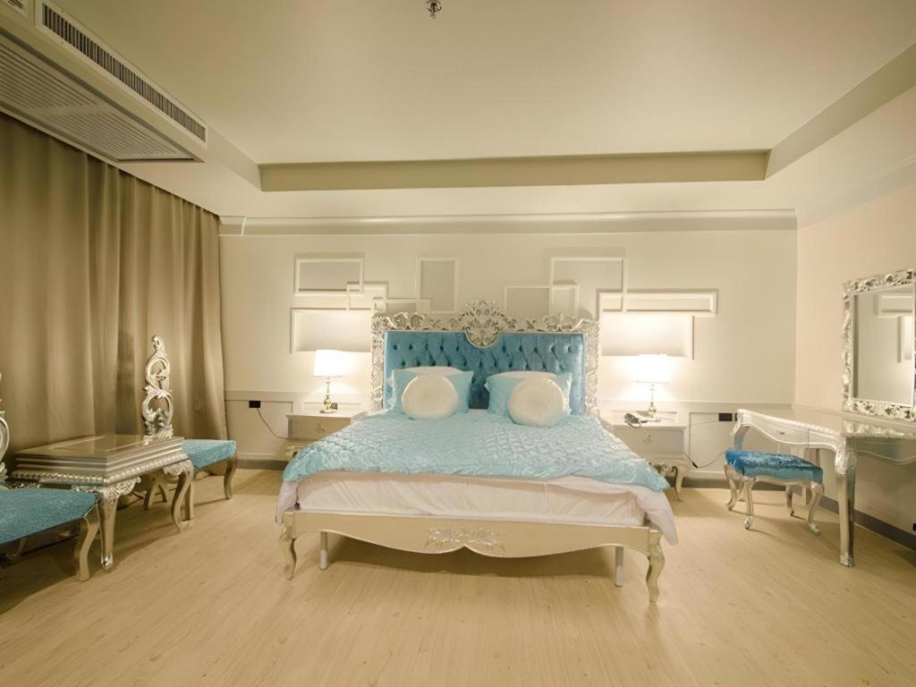 Alvarez Hotel Бурирам Екстериор снимка