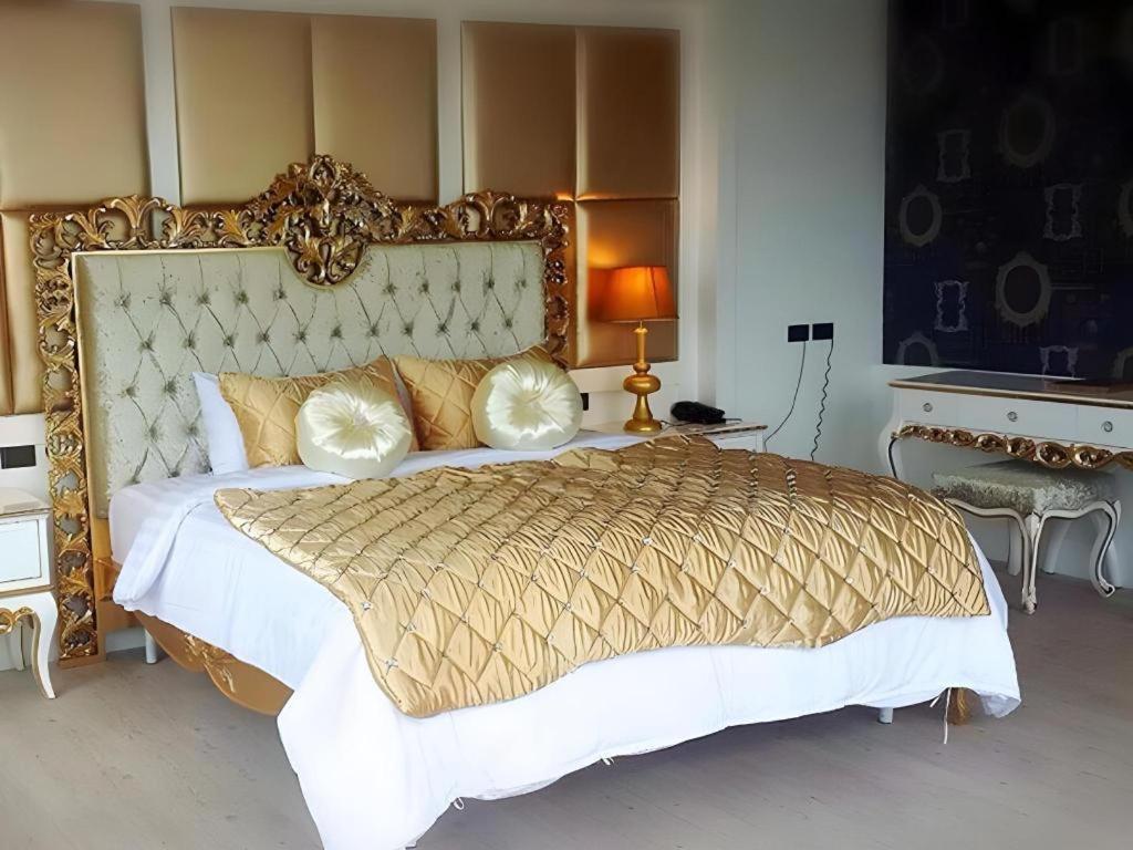 Alvarez Hotel Бурирам Екстериор снимка