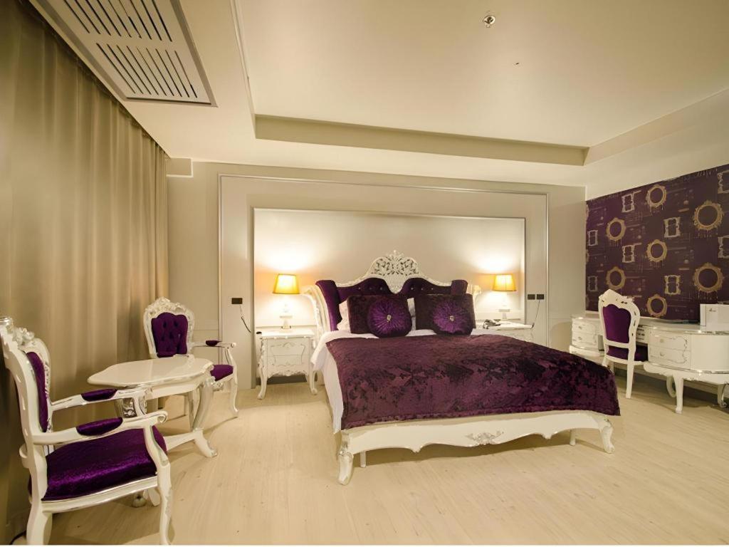 Alvarez Hotel Бурирам Екстериор снимка