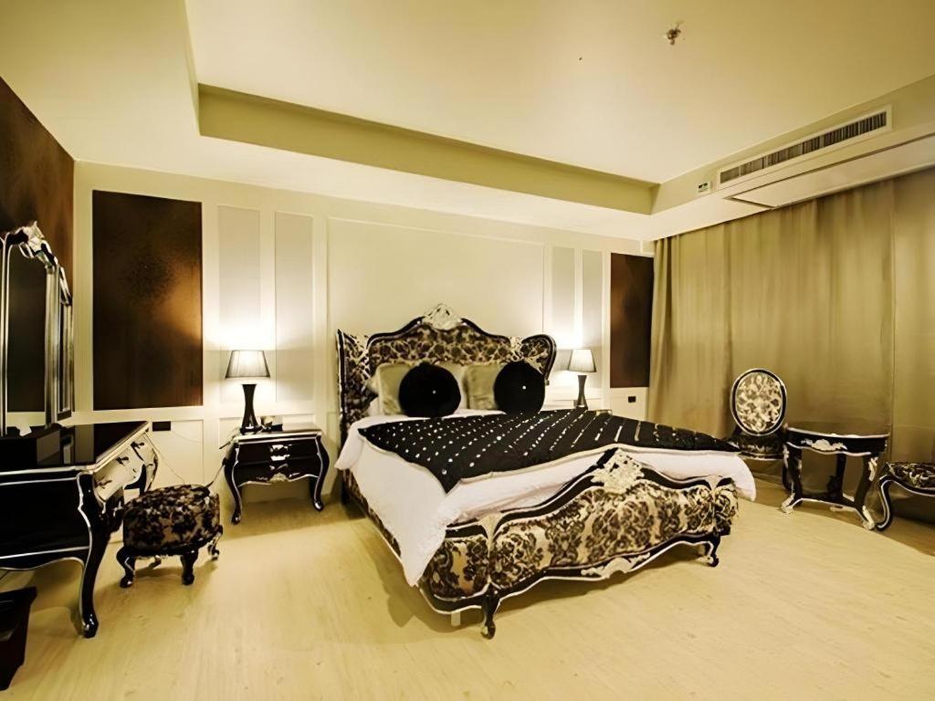 Alvarez Hotel Бурирам Екстериор снимка