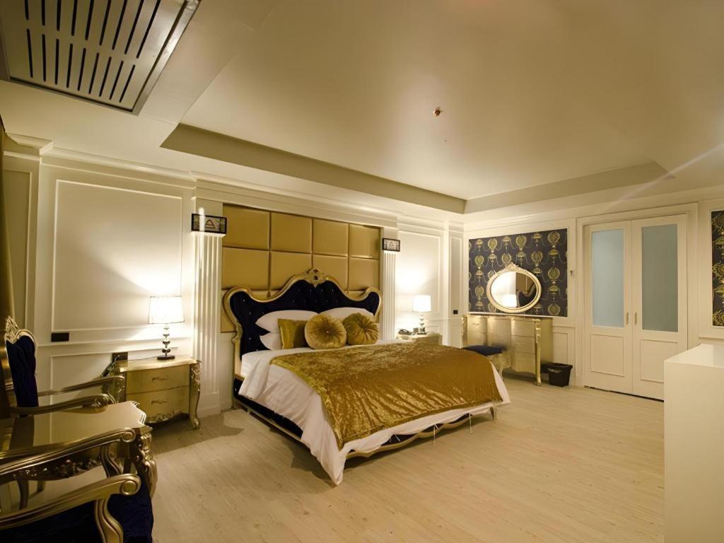 Alvarez Hotel Бурирам Екстериор снимка