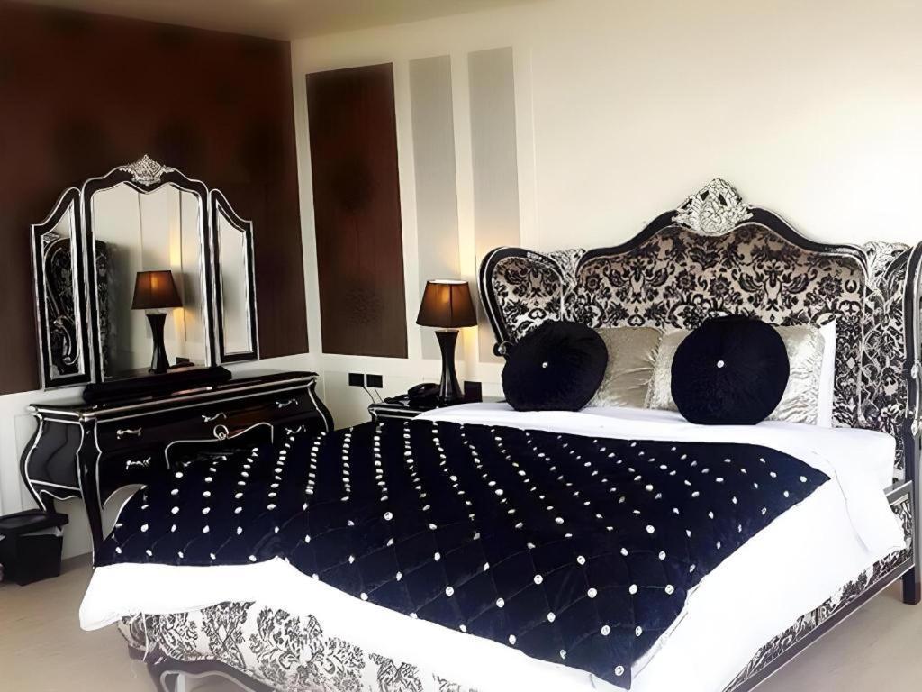Alvarez Hotel Бурирам Екстериор снимка