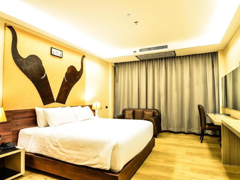 Alvarez Hotel Бурирам Екстериор снимка
