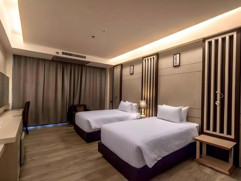 Alvarez Hotel Бурирам Екстериор снимка