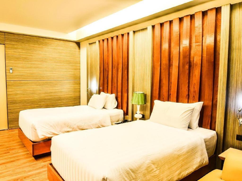 Alvarez Hotel Бурирам Екстериор снимка