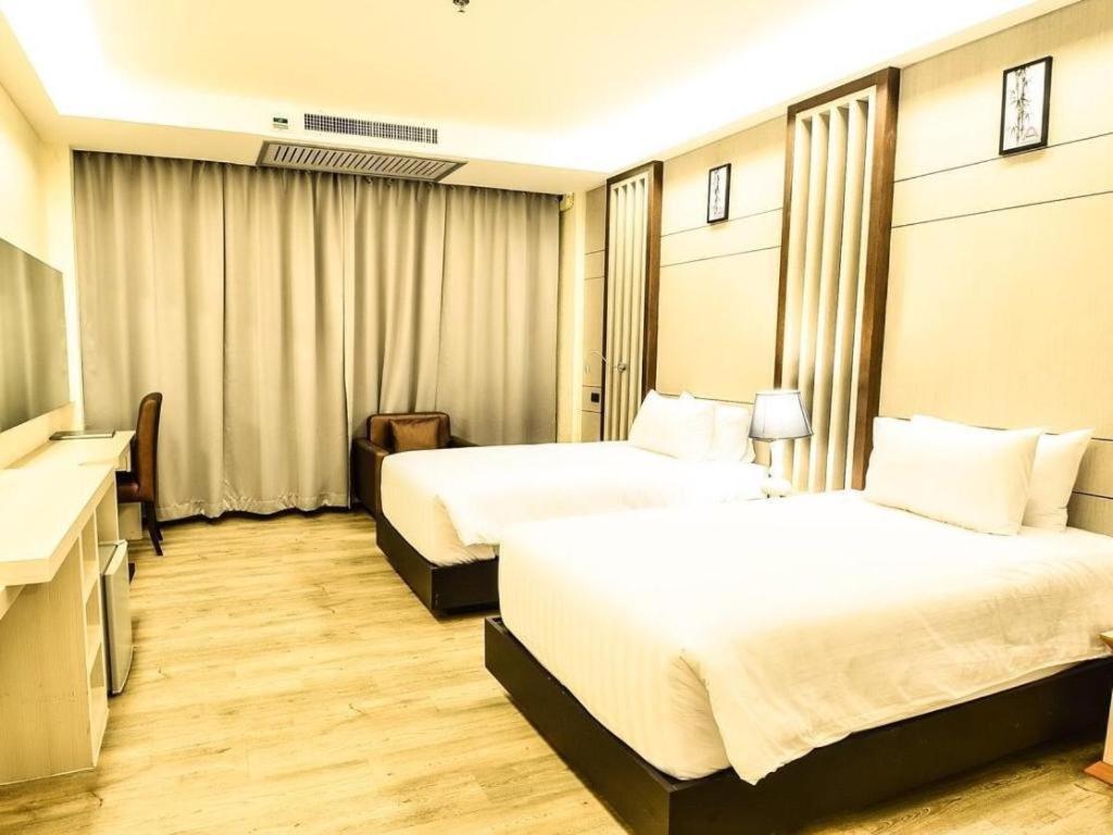 Alvarez Hotel Бурирам Екстериор снимка