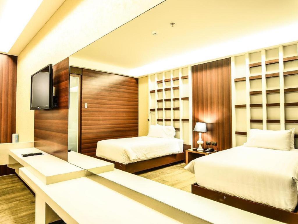Alvarez Hotel Бурирам Екстериор снимка