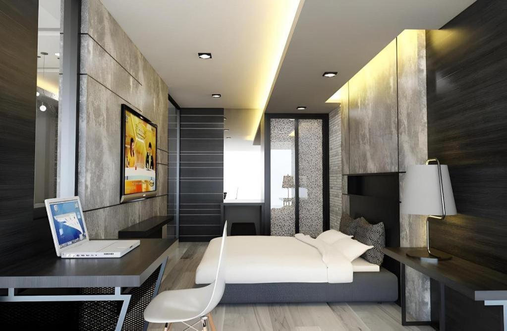 Alvarez Hotel Бурирам Екстериор снимка