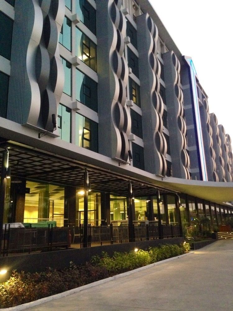 Alvarez Hotel Бурирам Екстериор снимка