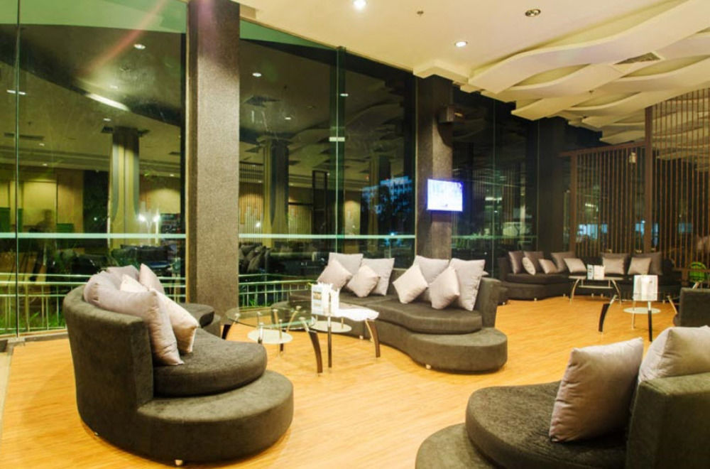 Alvarez Hotel Бурирам Екстериор снимка