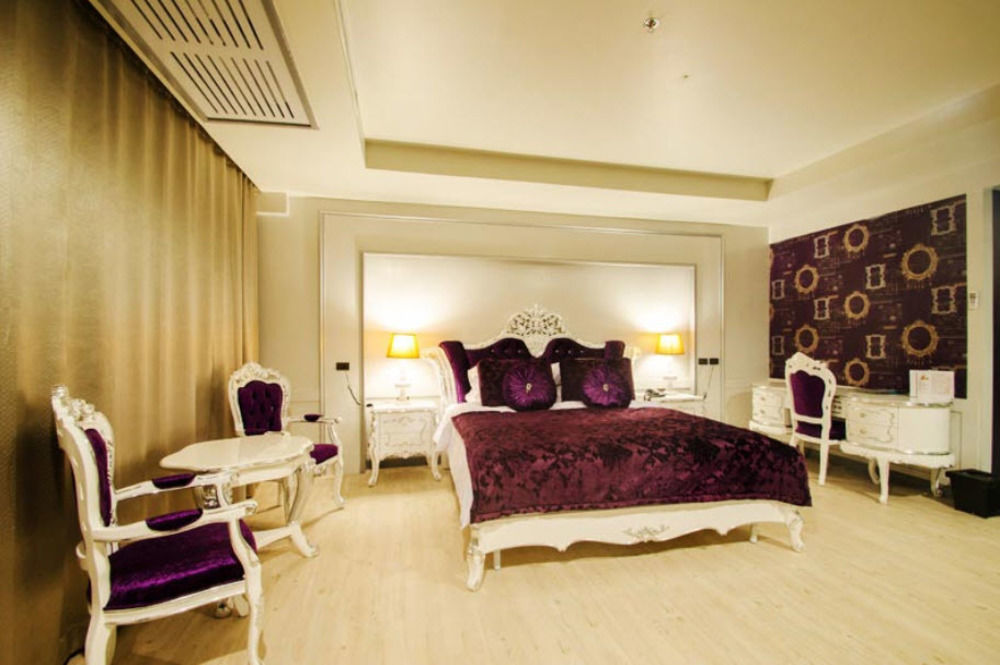 Alvarez Hotel Бурирам Екстериор снимка