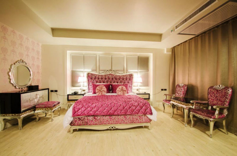 Alvarez Hotel Бурирам Екстериор снимка