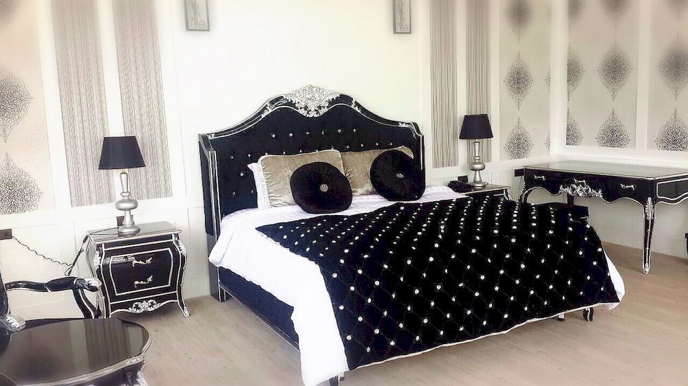Alvarez Hotel Бурирам Екстериор снимка