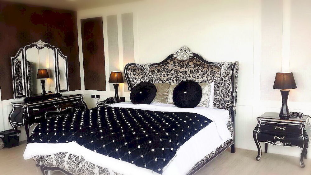 Alvarez Hotel Бурирам Екстериор снимка