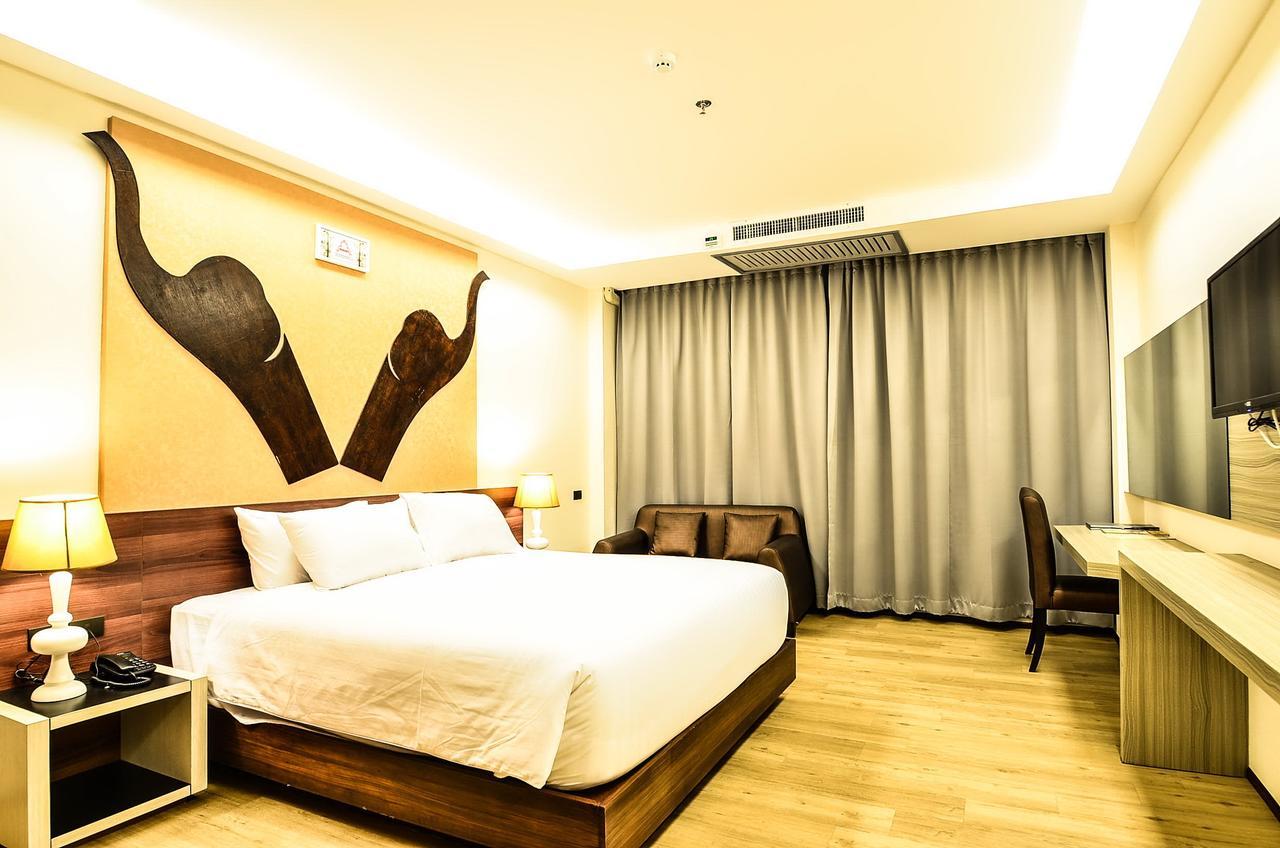 Alvarez Hotel Бурирам Екстериор снимка