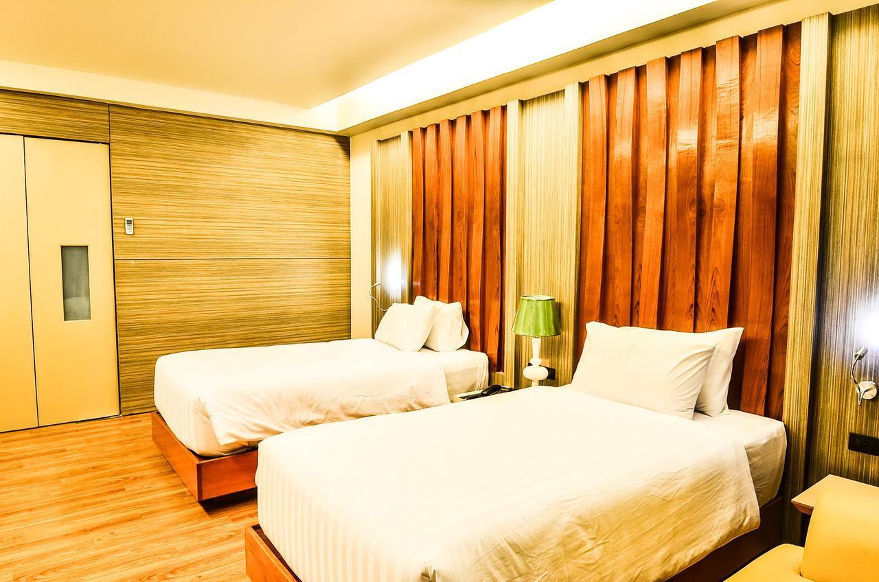 Alvarez Hotel Бурирам Екстериор снимка