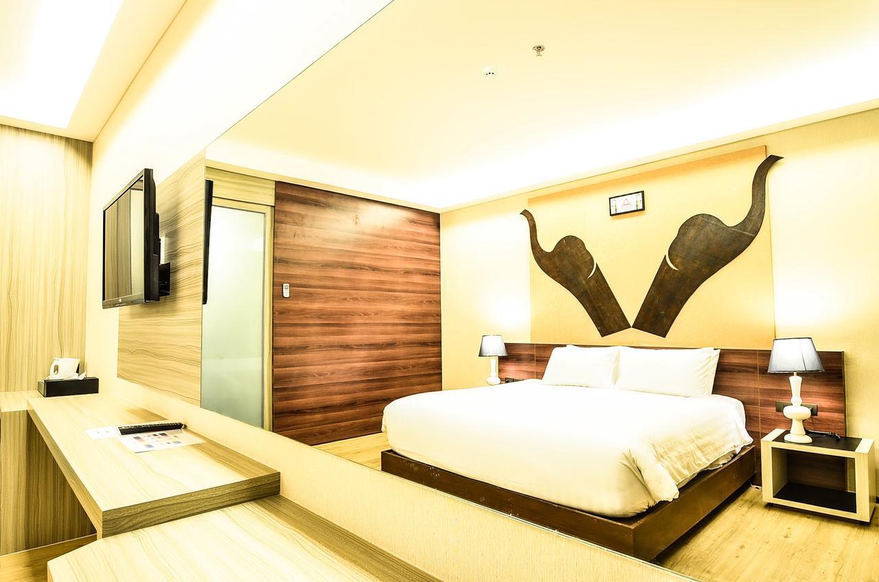 Alvarez Hotel Бурирам Екстериор снимка