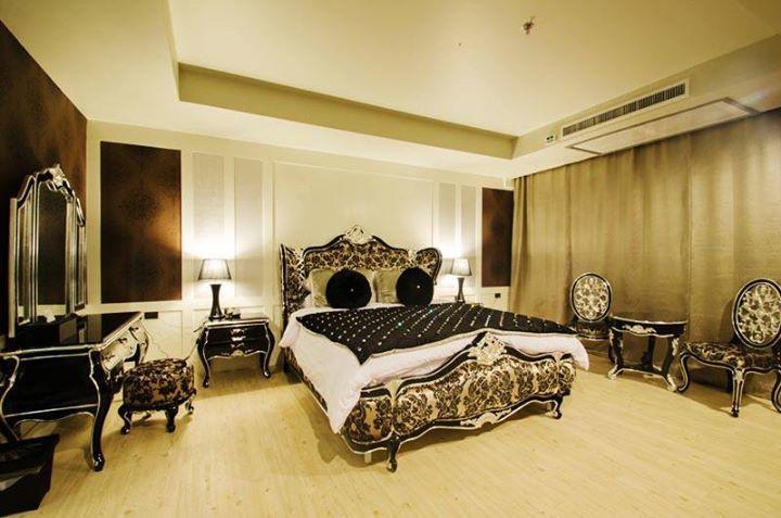 Alvarez Hotel Бурирам Екстериор снимка