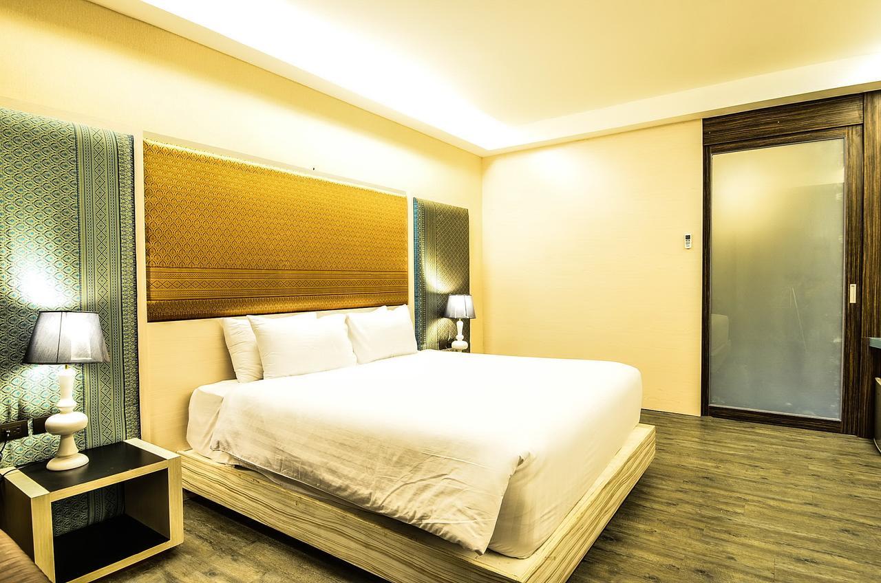 Alvarez Hotel Бурирам Екстериор снимка