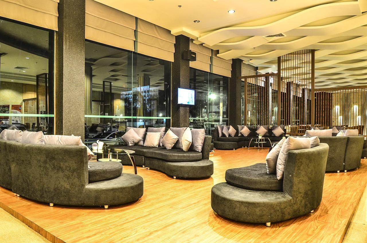 Alvarez Hotel Бурирам Екстериор снимка