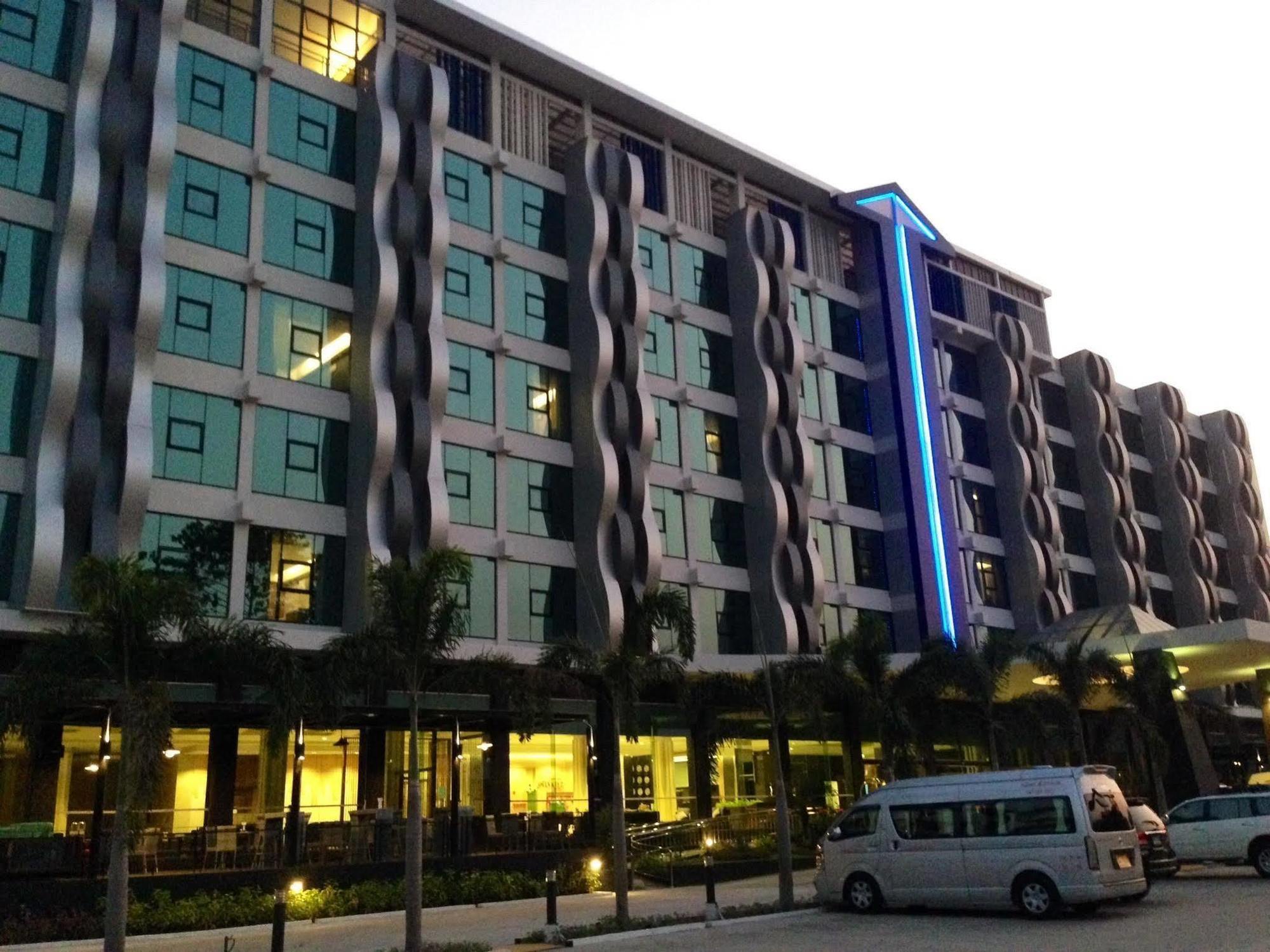 Alvarez Hotel Бурирам Екстериор снимка