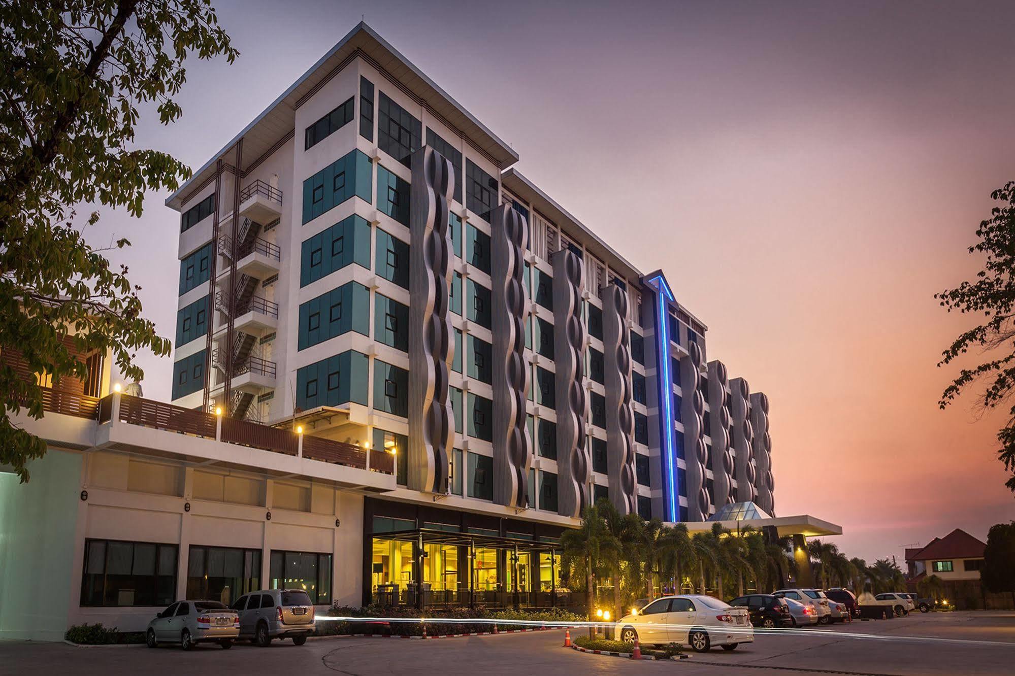 Alvarez Hotel Бурирам Екстериор снимка